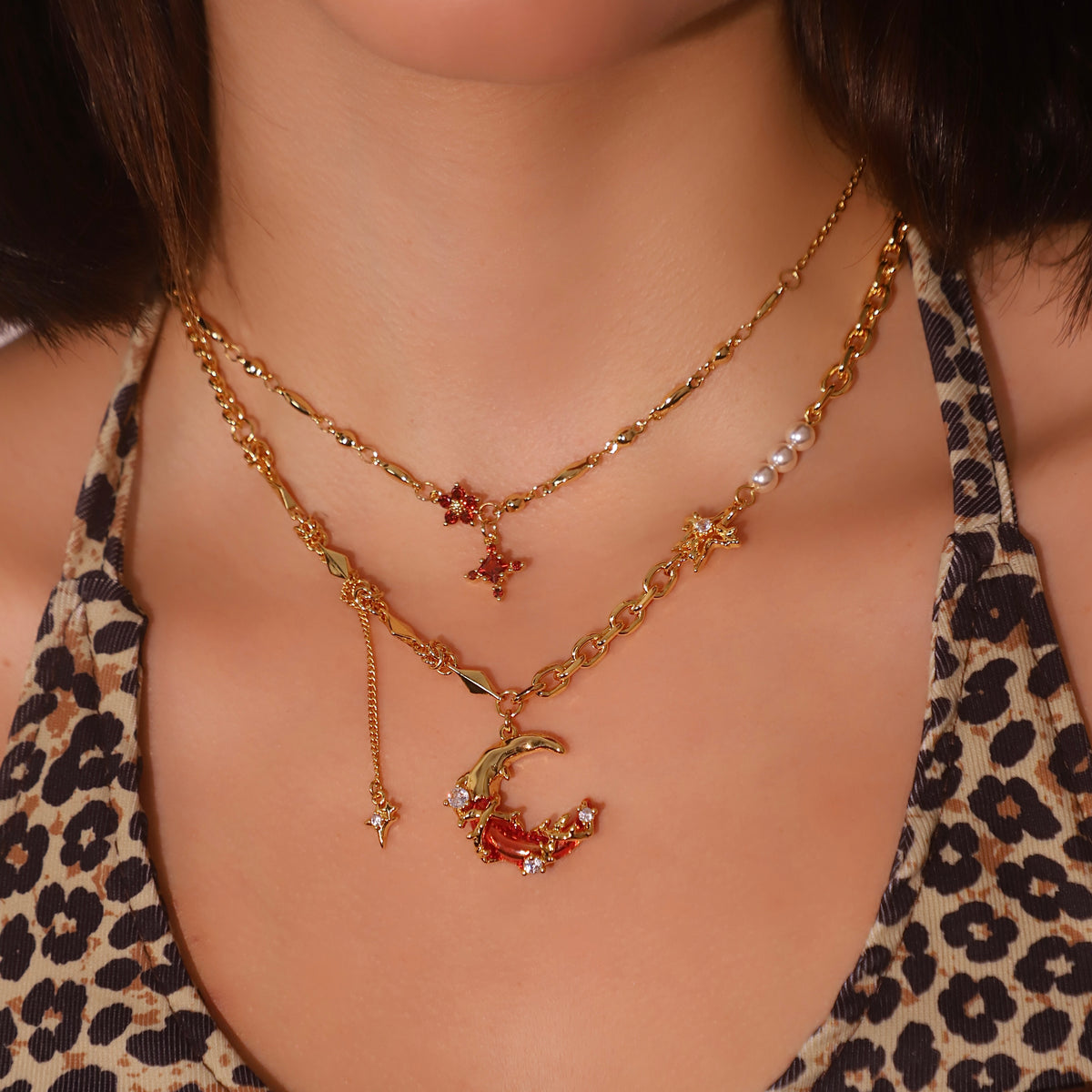 Collar cruz rubí luz estelar chapado en oro auténtico de 18 quilates