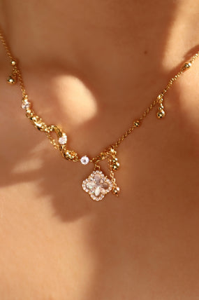 Gold-plated spiral necklace with lucky leaf motif, natural shell pearls and zirconia diamonds