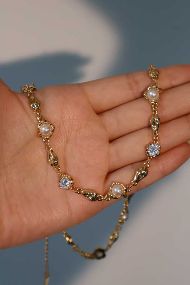 18K gold-plated necklace with synthetic pearls and clusters of zirconia diamonds
