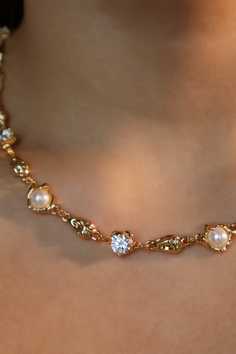 18K gold-plated necklace with synthetic pearls and clusters of zirconia diamonds