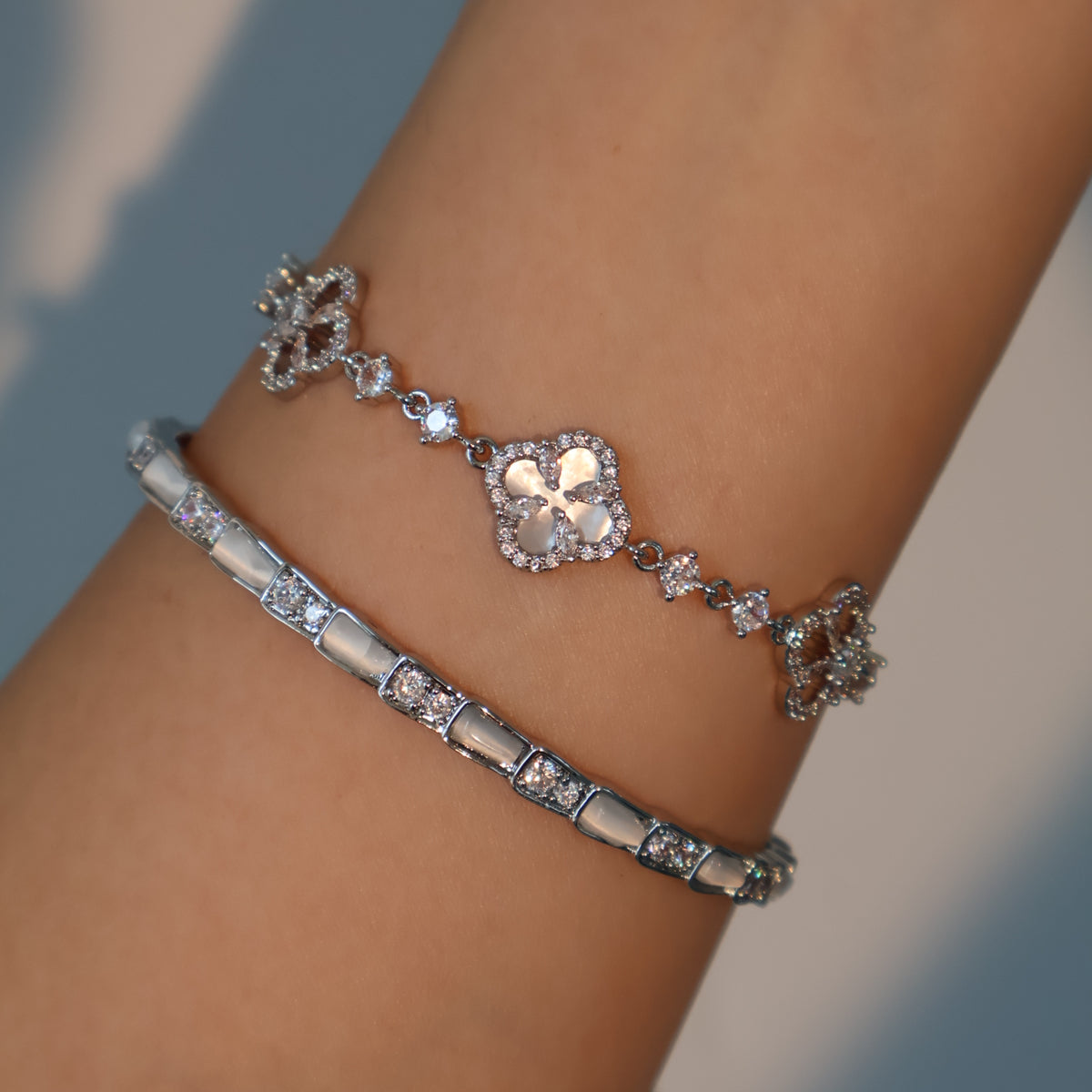 Armband mit Glücksblatt und Muschelperlen