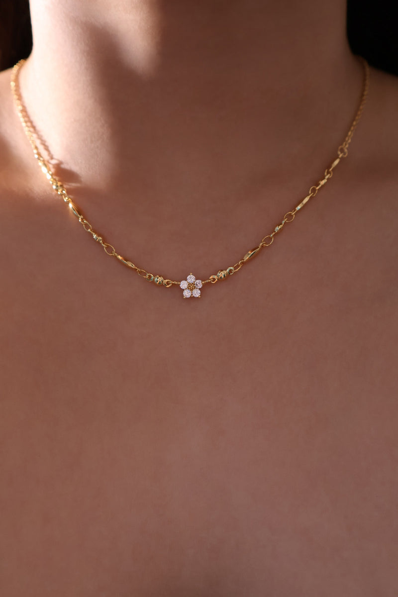 18K gold-plated flower bloom pendant necklace lined with zirconia diamonds