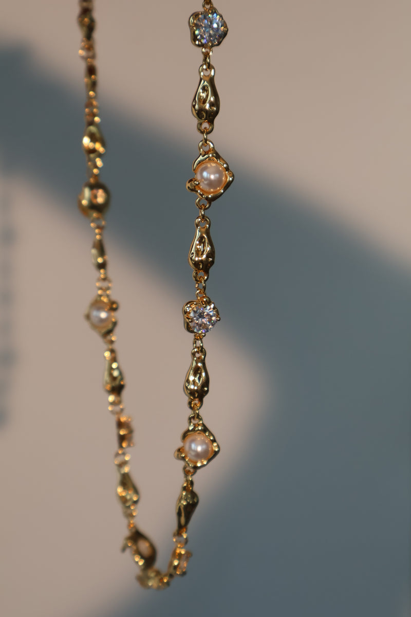 18K gold-plated necklace with synthetic pearls and clusters of zirconia diamonds