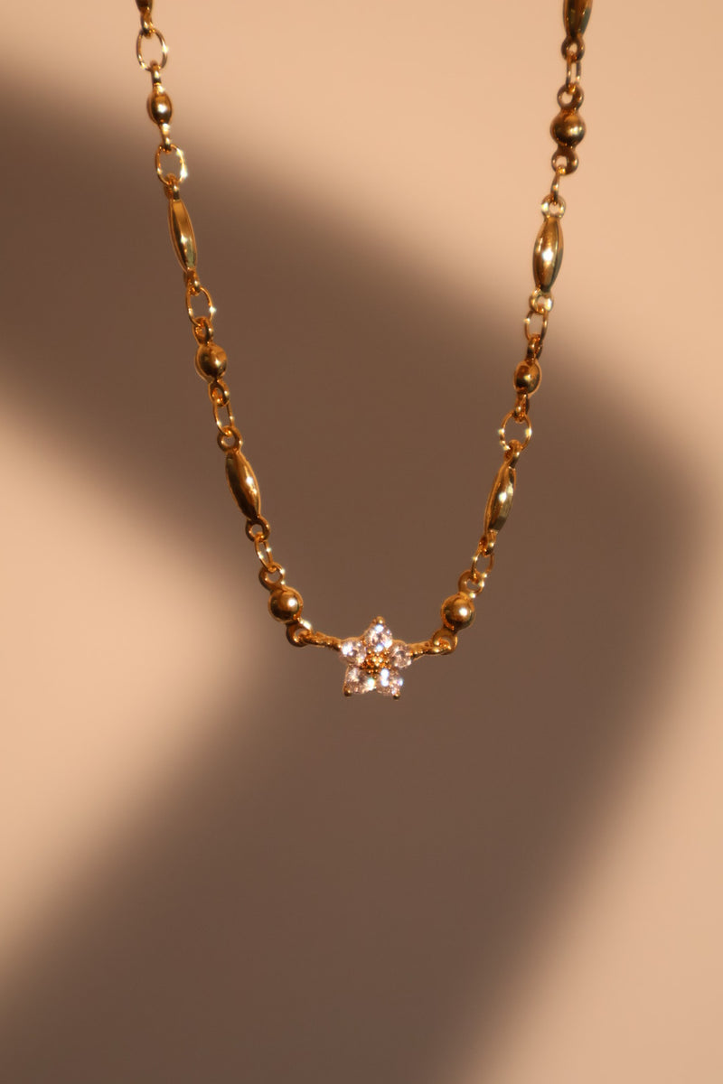 18K gold-plated flower bloom pendant necklace lined with zirconia diamonds