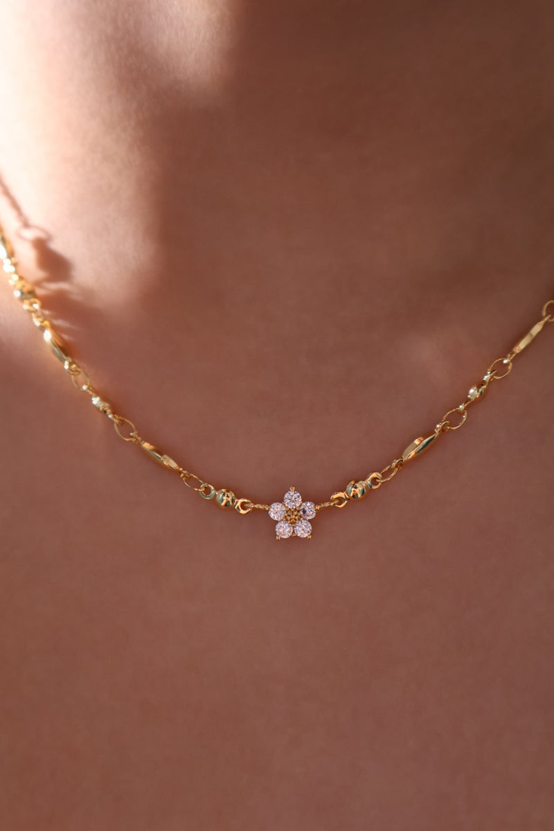 18K gold-plated flower bloom pendant necklace lined with zirconia diamonds