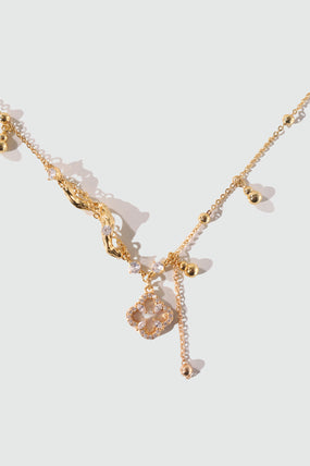 Gold-plated spiral necklace with lucky leaf motif, natural shell pearls and zirconia diamonds
