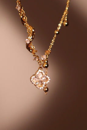 Gold-plated spiral necklace with lucky leaf motif, natural shell pearls and zirconia diamonds