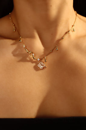 Gold-plated spiral necklace with lucky leaf motif, natural shell pearls and zirconia diamonds