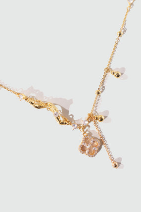 Gold-plated spiral necklace with lucky leaf motif, natural shell pearls and zirconia diamonds