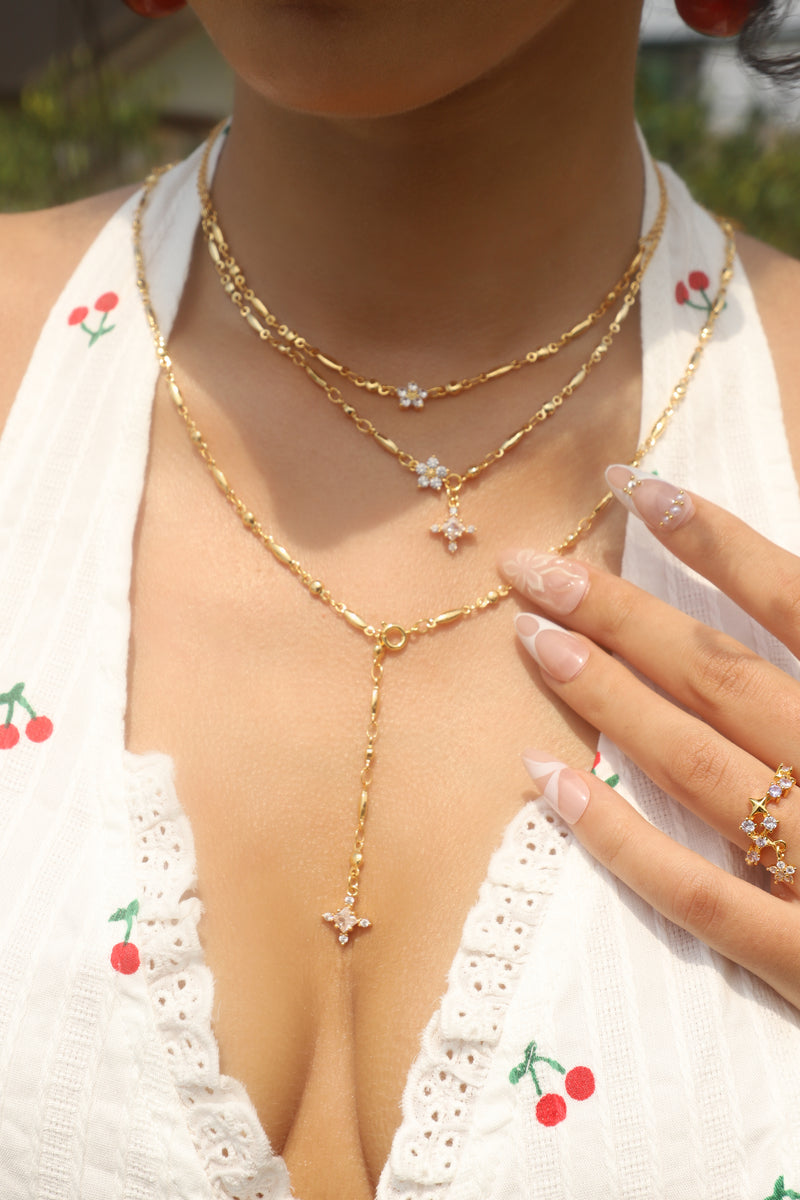 18K gold-plated flower bloom pendant necklace lined with zirconia diamonds