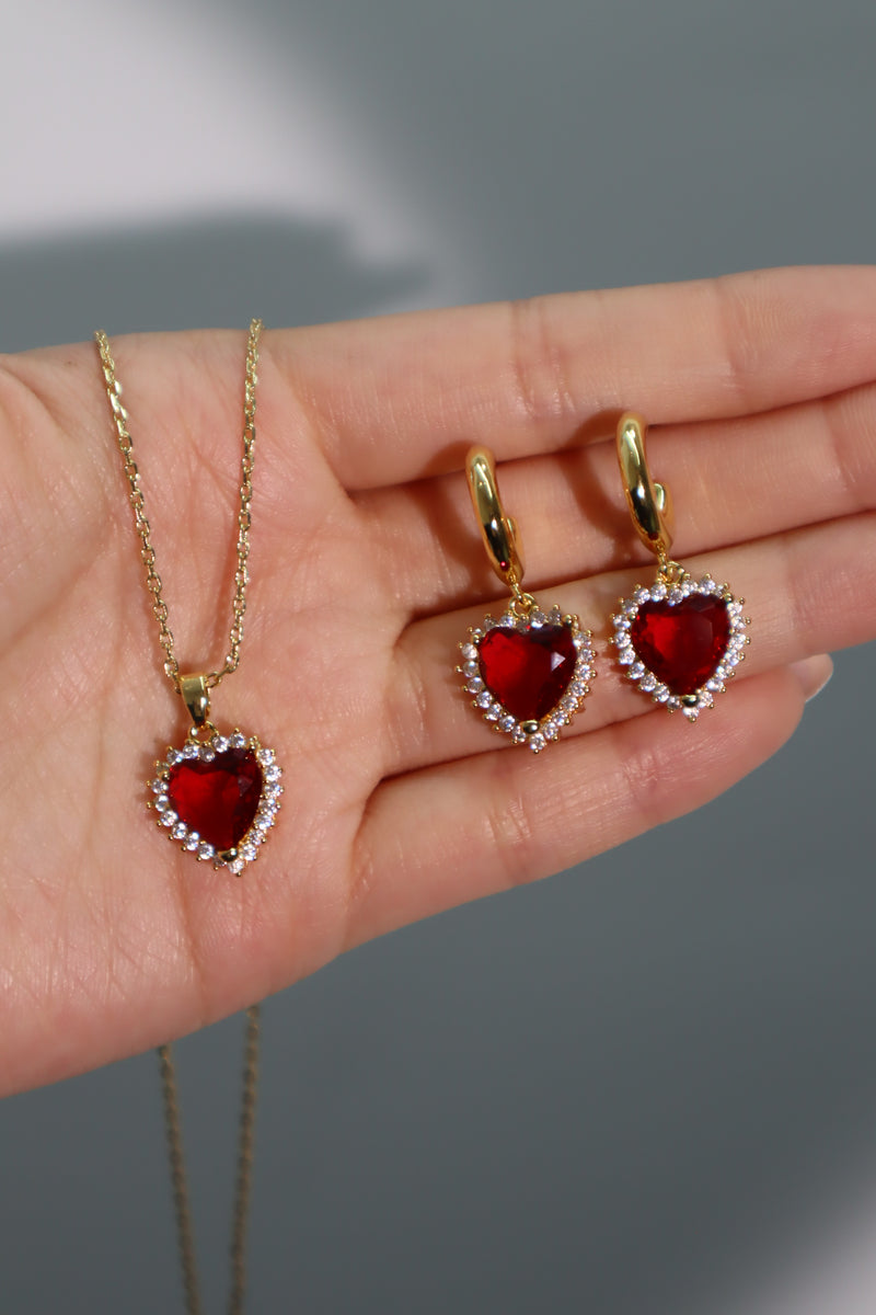 Gold-plated heart necklace with a red zirconia gemstone and sparkling zirconia diamonds