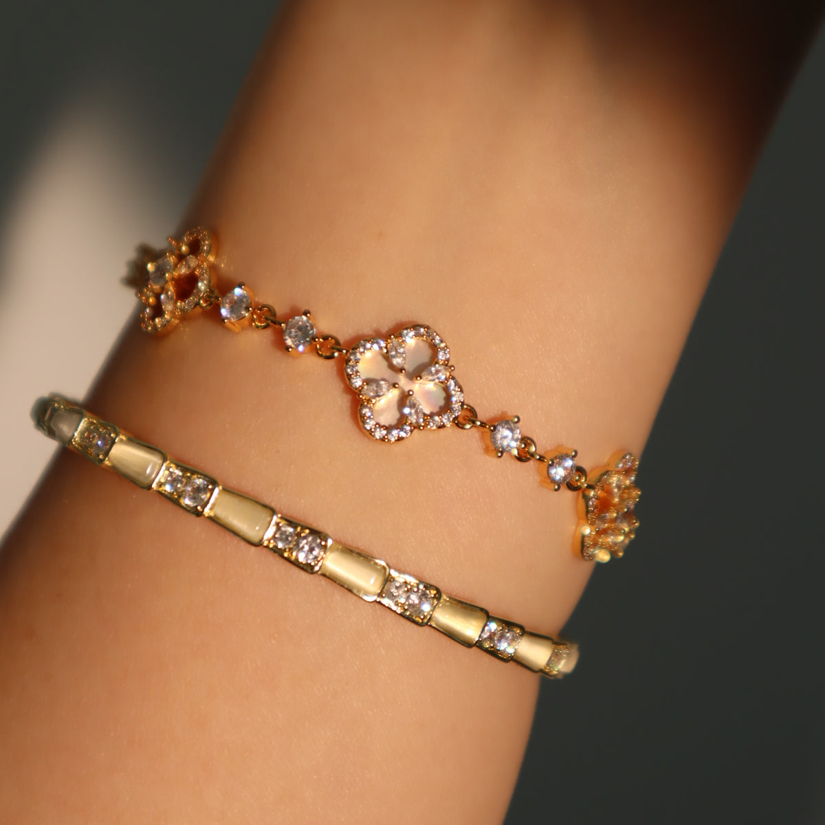 Armband mit Glücksblatt und Muschelperlen, 14 Karat mit echtem Gold vergoldet