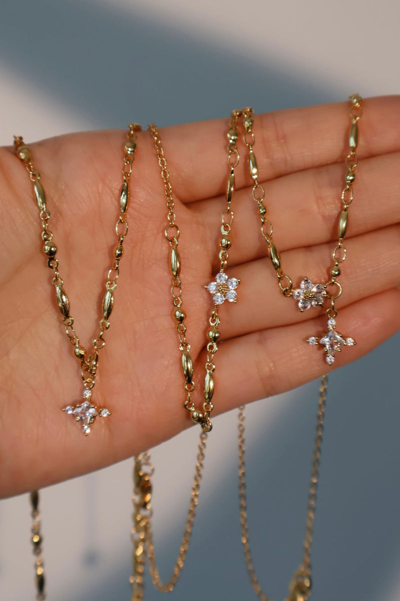 18K gold-plated flower bloom pendant necklace lined with zirconia diamonds
