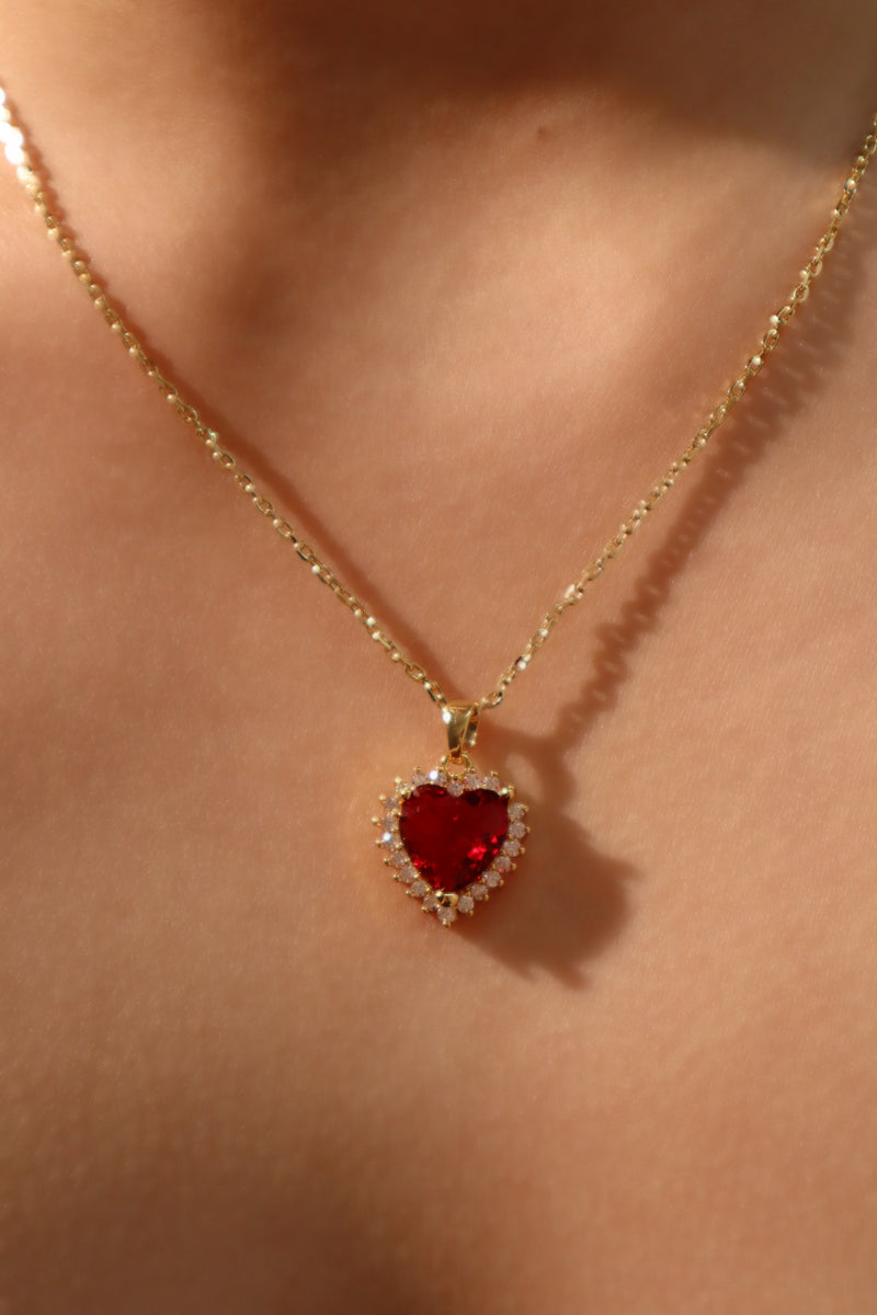 Gold-plated heart necklace with a red zirconia gemstone and sparkling zirconia diamonds